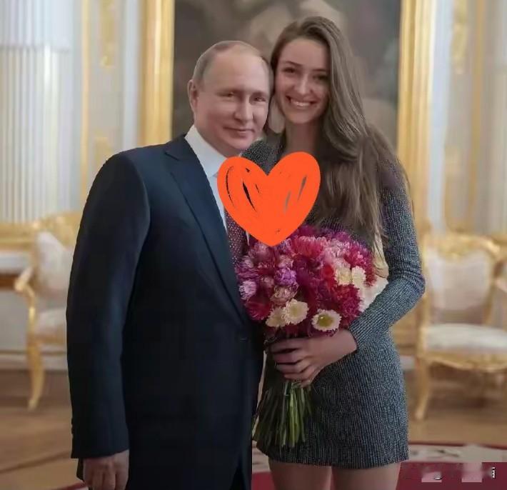 硬汉普京，也有脸红时!73岁离婚12年的普京，罕见回应在恋爱。镜头前的他，说