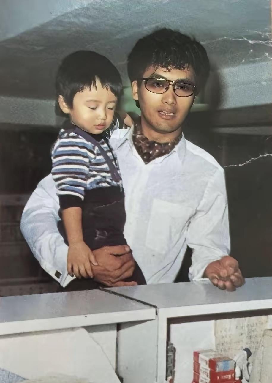 1984年，29岁周润发抱着4岁谢霆锋买汽水喝的画面。据悉，当时周润发把小谢