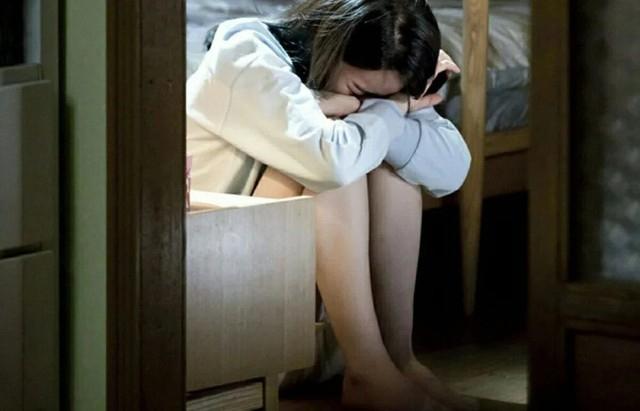 福建35岁的男子陈某在街上溜达时，看见一名身穿裙子的年轻女子进入公共厕所。陈某怀