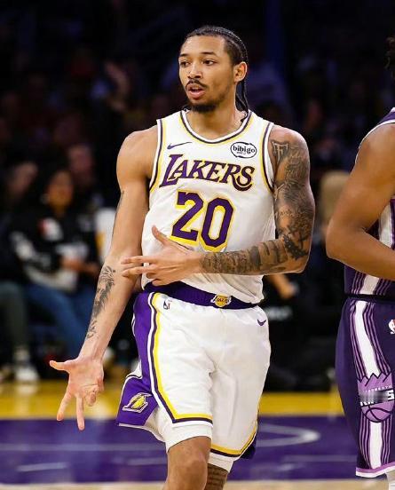 尼克史密斯打的最兴起的时候，东契奇不给他球了....第三节后半段的比赛，湖人