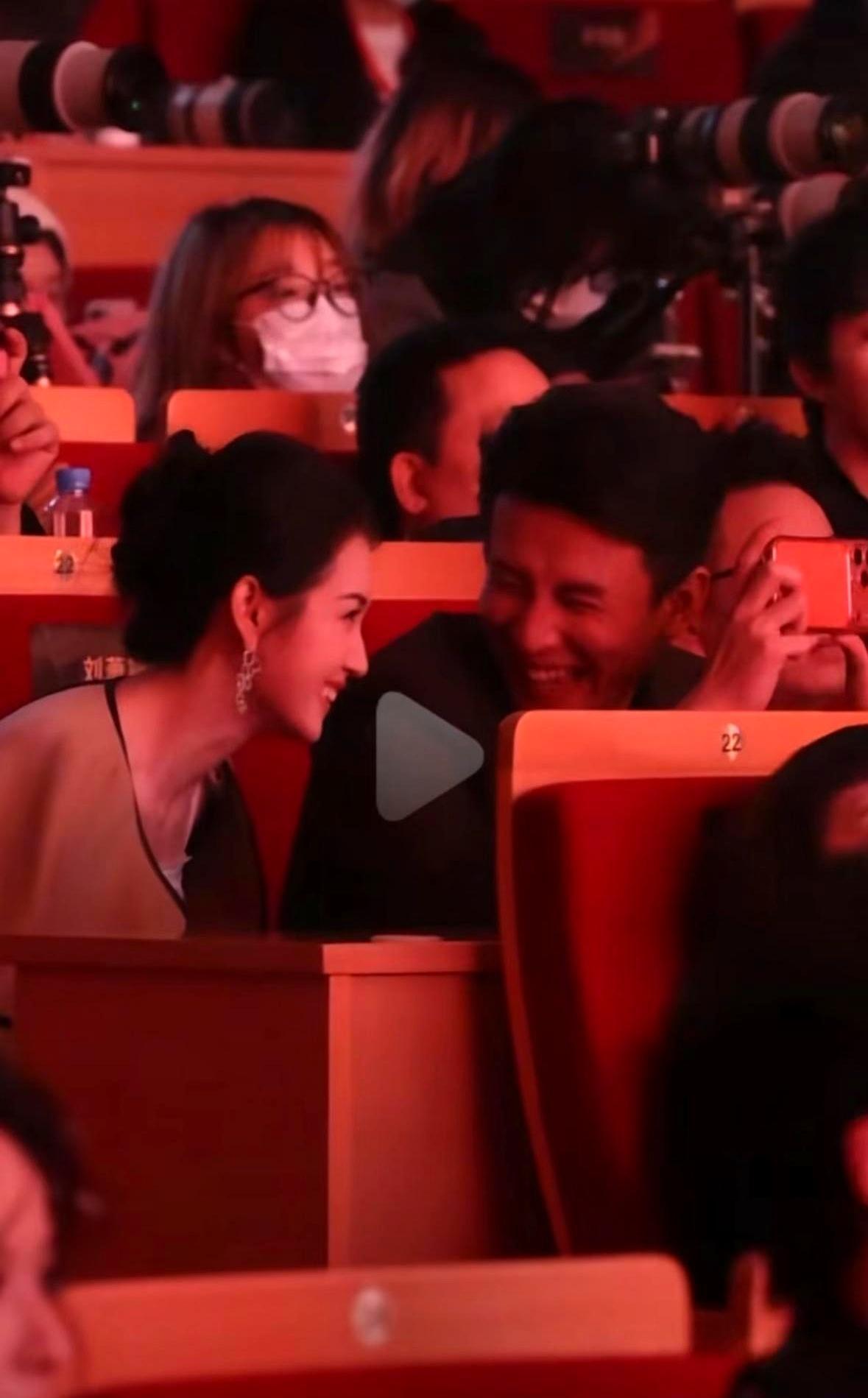 30亿播放量的“电子榨菜”终于等到大结局了？刘萧旭和郭宇欣这回在红果盛典上“顶