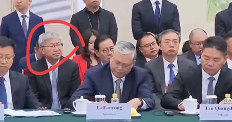 中欧企业家座谈会上，京东董事长刘强东坐第一排，奇瑞董事长尹同跃居然坐在第二排，而