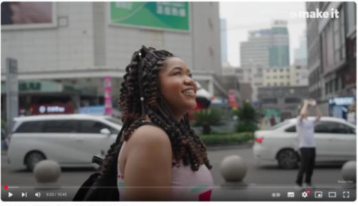 这是CNBC刚发布的一部纪录片，主角是35岁的美国黑人女性，在成都大学教英文，年