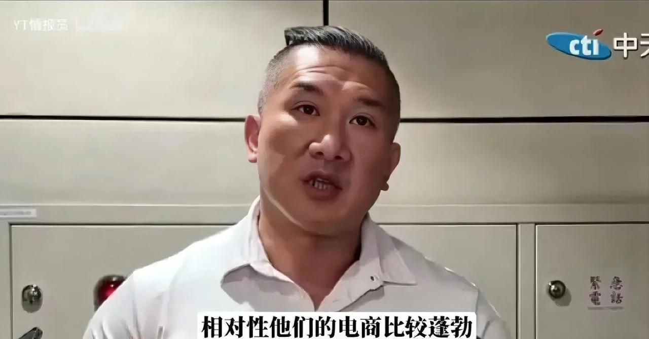 馆长从澳门返台后，在机场再次反呛黄光芹:我选择什么样的路不需要你来指指点点；我