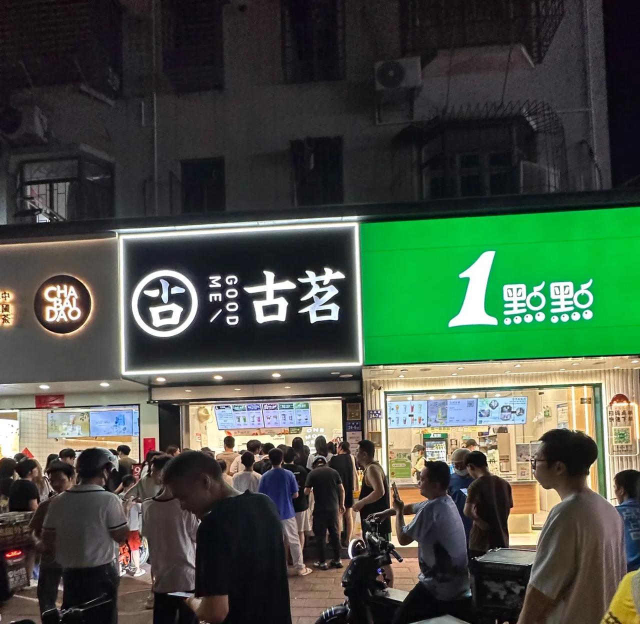 古茗店外排队排疯了，一点点人迹寥寥。好歹毒的商战。7.12第二