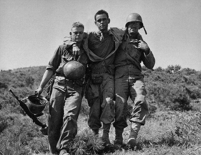 1952年，志愿军一哨兵站岗时偷偷溜走，全团急得找了一夜，次日他却抱着一堆罐头回