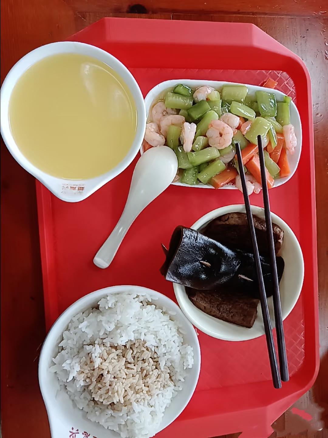 下班不想做饭，走进超意兴点了一份黄瓜虾仁，结账的时候惊呆了，这一点点要22.5…