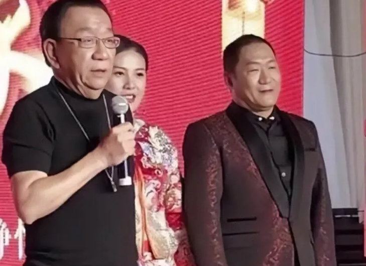 2007年，王朔因谢东的事，怒怼侯耀华：“叫侯耀文验DNA去，如果不是，我赔他1
