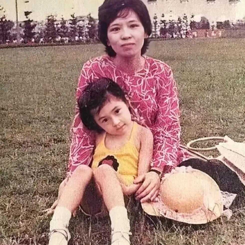 80年代，贾静雯和母亲坐在草坪上，一张珍贵的合影，从小呆萌可爱，老天赏饭吃的颜值