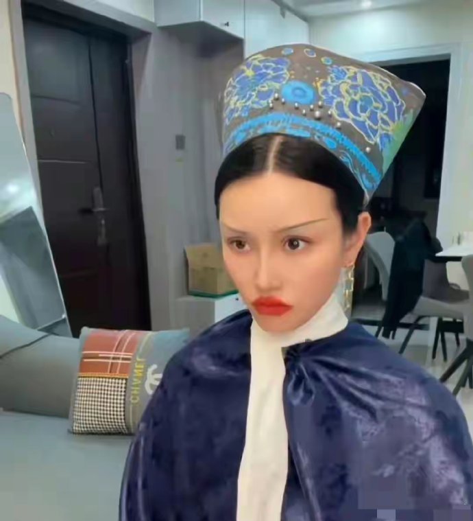 从未见过这么离谱的仿妆，偏偏还是能一眼看出原型。。。​​​