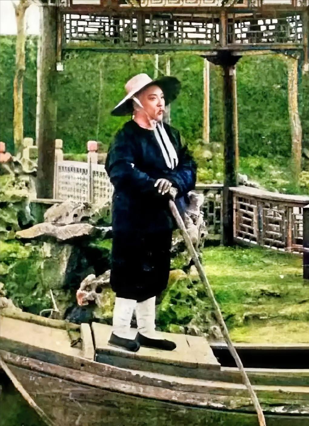 1902年8月，刚升任直隶总督的袁世凯，捧着慈禧太后的谕旨，带着浩浩荡荡的官兵返