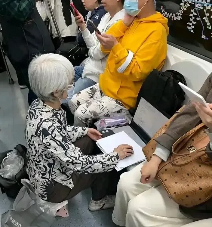 地铁上的一幕，不得不说，惊呆了啊。