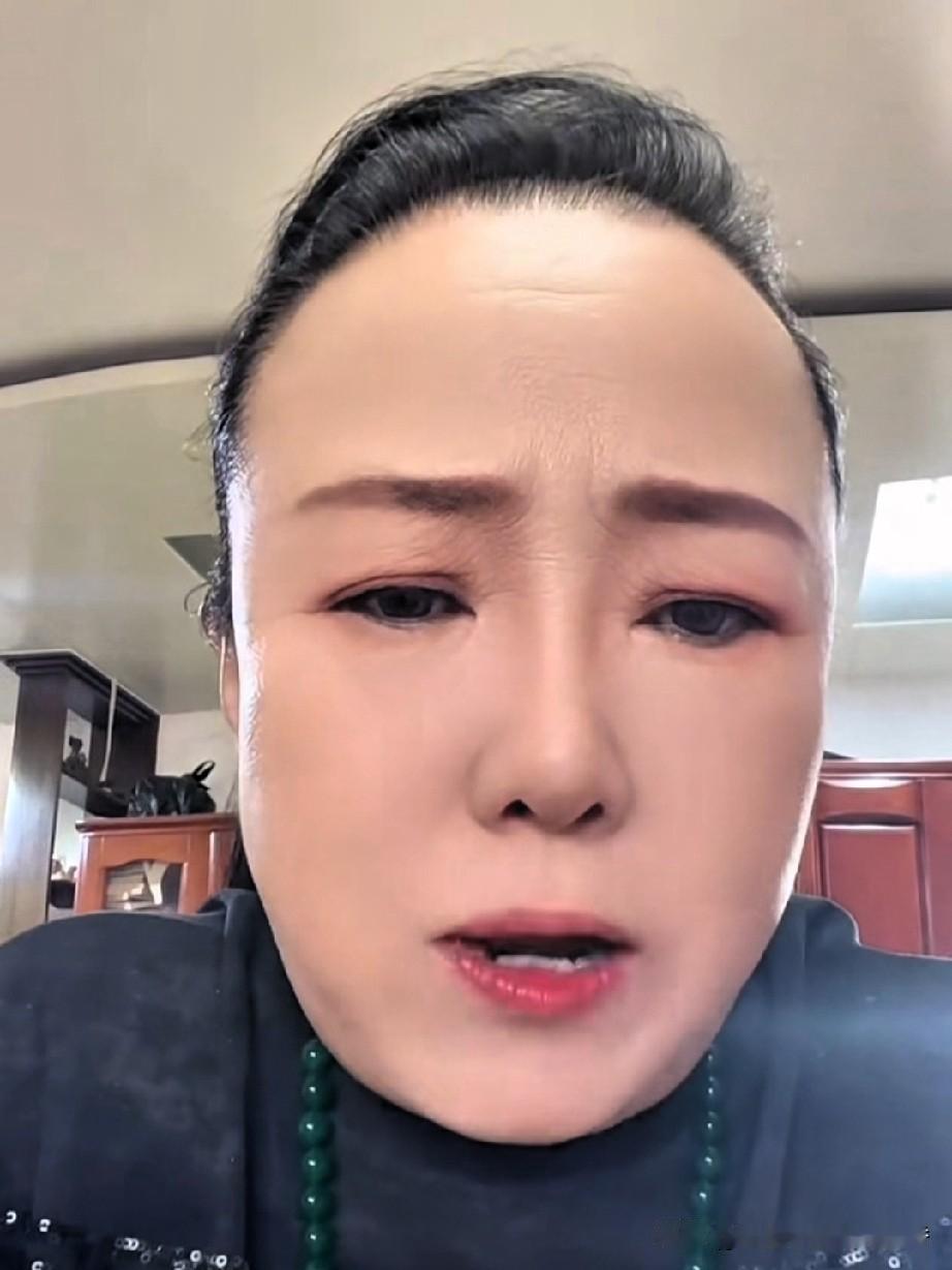 “刘能媳妇”孙丽荣直播时，总爱边吃边播。她夹起一个羊肉韭菜馅饺子，连声称赞太好吃