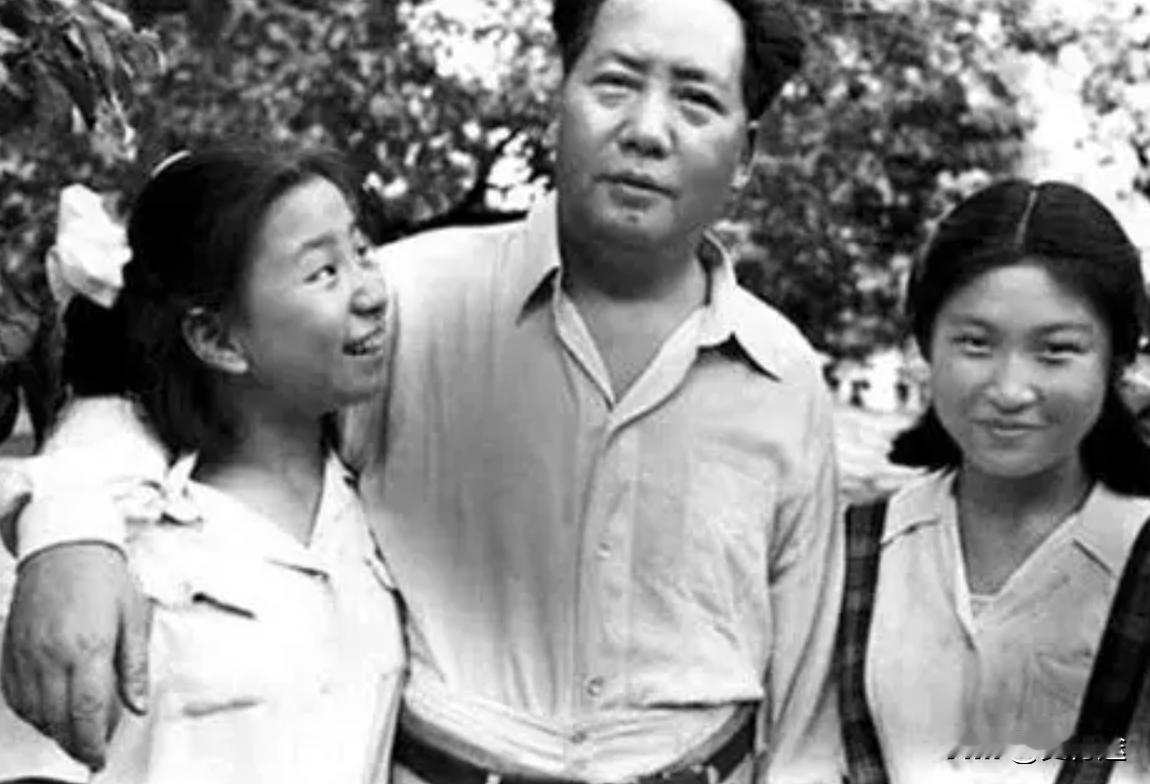 毛主席给自己的两个女儿取名姓李，李讷却不满意：爸爸我想改姓毛这件事看着是改