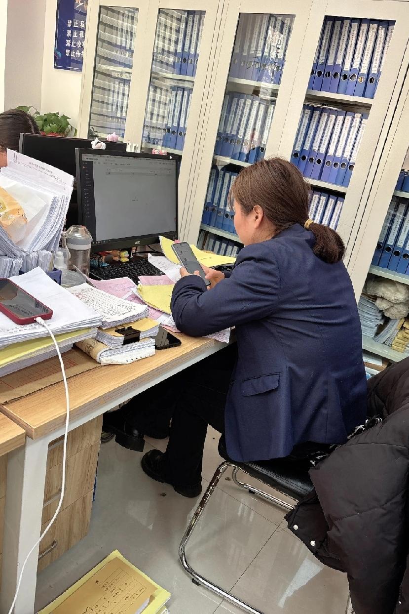 我表姐是单位的副科长，去年刚提拔的，可是她明年就要退休了。她跟我说，她单位还有