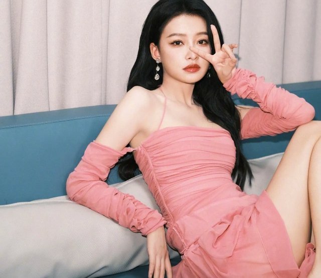 孙怡icon又被审判她在《浪姐》的坐姿又被提及她又没有踩凳子上，支持女明星坐姿自