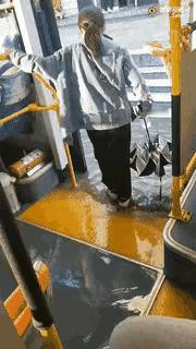 公交司机你倒是再往前开一截啊！万一这里是个大水坑你可就惨了