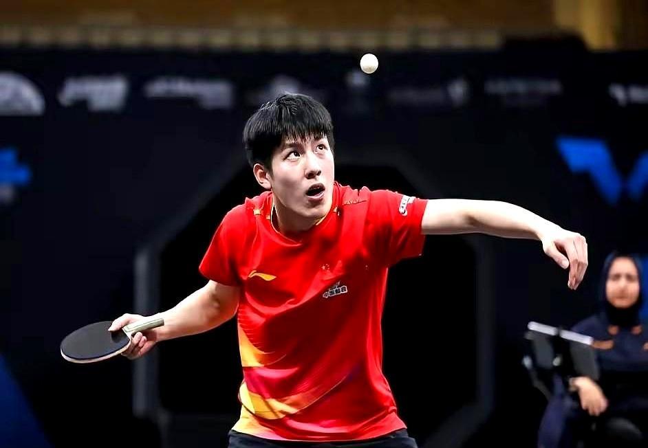 小孩哥温瑞博又杀疯了。先3比0把队友陈俊崧送回家，再3比1把刚淘汰林诗栋的