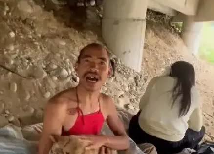 一男一女两位徒步旅行者在途中相遇，因共同爱好走到一起，结为临时夫妻，风餐露宿。此
