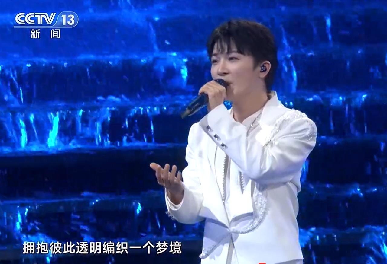 周深，就不用说了，实力、知名度，形象都很好。单依纯，实力、知名度也都没问题，