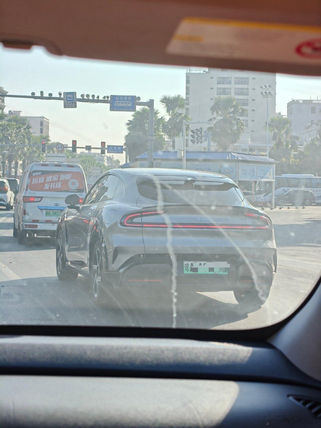 刚才在路上看到一辆小米YU7，实车确实好看，尤其是侧身线条。