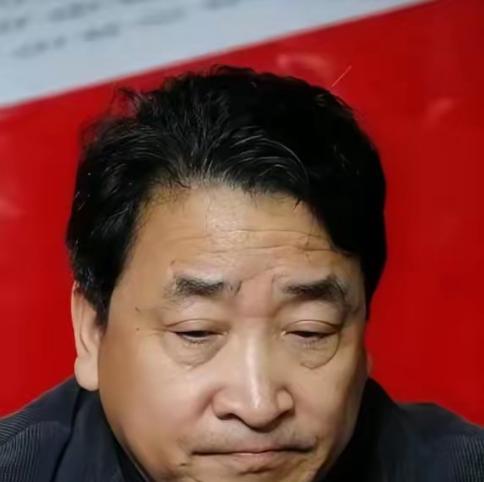 姜珊，1979年4月出生于北京，是著名相声演员姜昆与妻子李静民的独生女。她自幼便