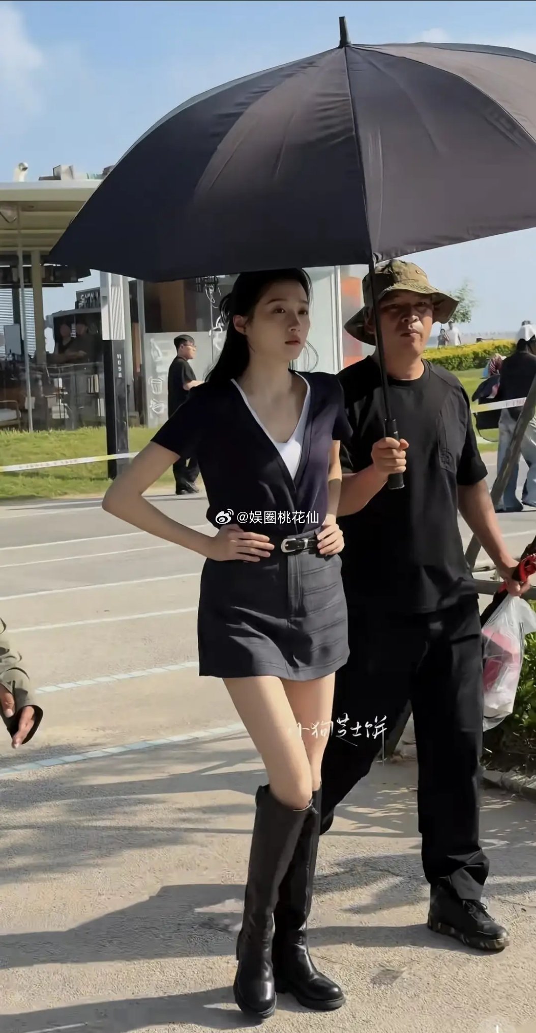 关晓彤拍戏路透，身材比例好逆天，脸蛋也超嫩超美的，就是不明白为什么私服就比红毯的