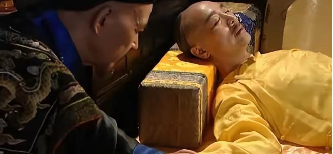 1735年，雍正帝驾崩，李卫知道自己的下场不会很好，于是哭晕在棺椁之前。乾隆仿佛