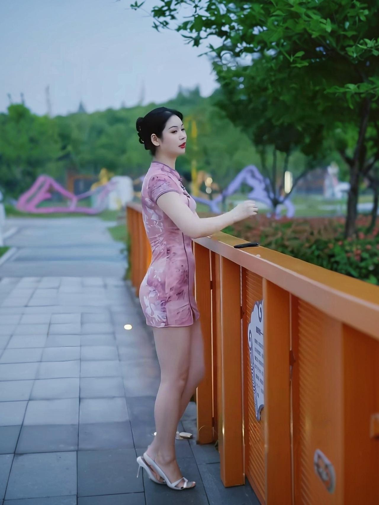 优雅的旗袍少女，漫步在公园的黄昏时分。