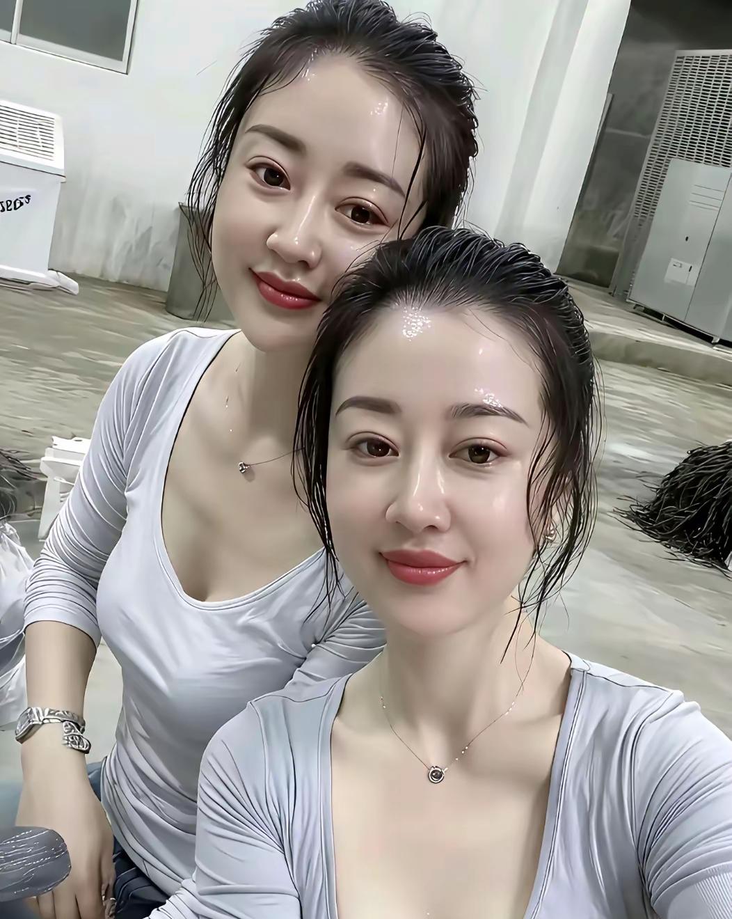 这是母女俩，母亲48岁，女儿25岁，以你火眼金睛，哪位是有气质的母亲？哪位又是漂