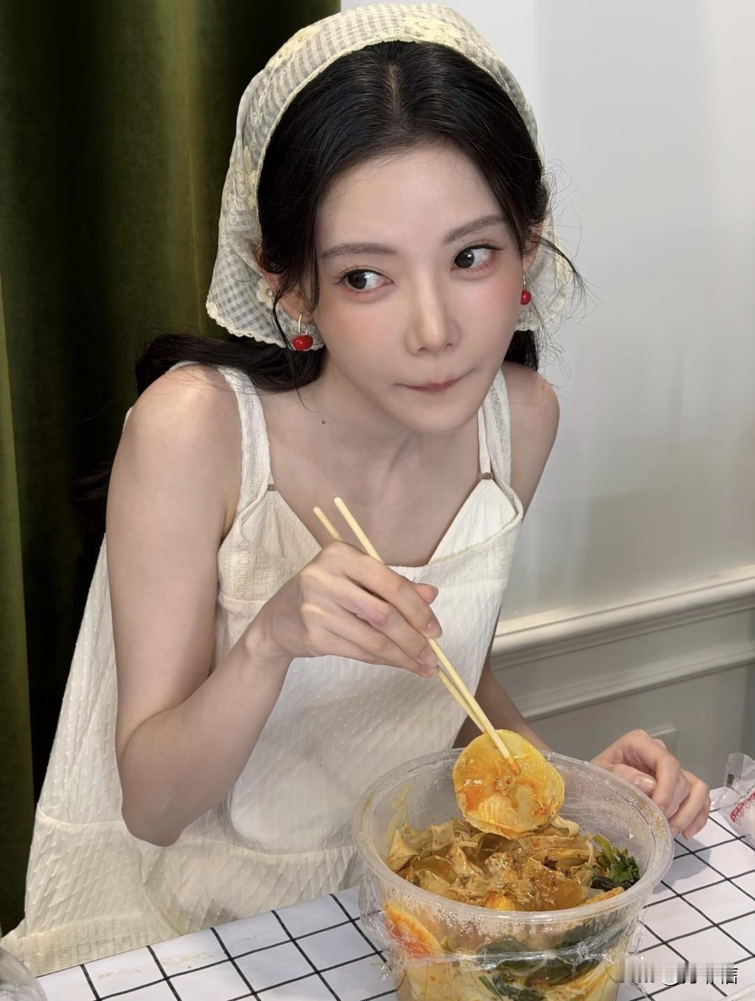 孙珍妮：在吃了在吃了。因为暴瘦成大头娃娃引发热议后，孙珍妮开启了日常就餐打卡之