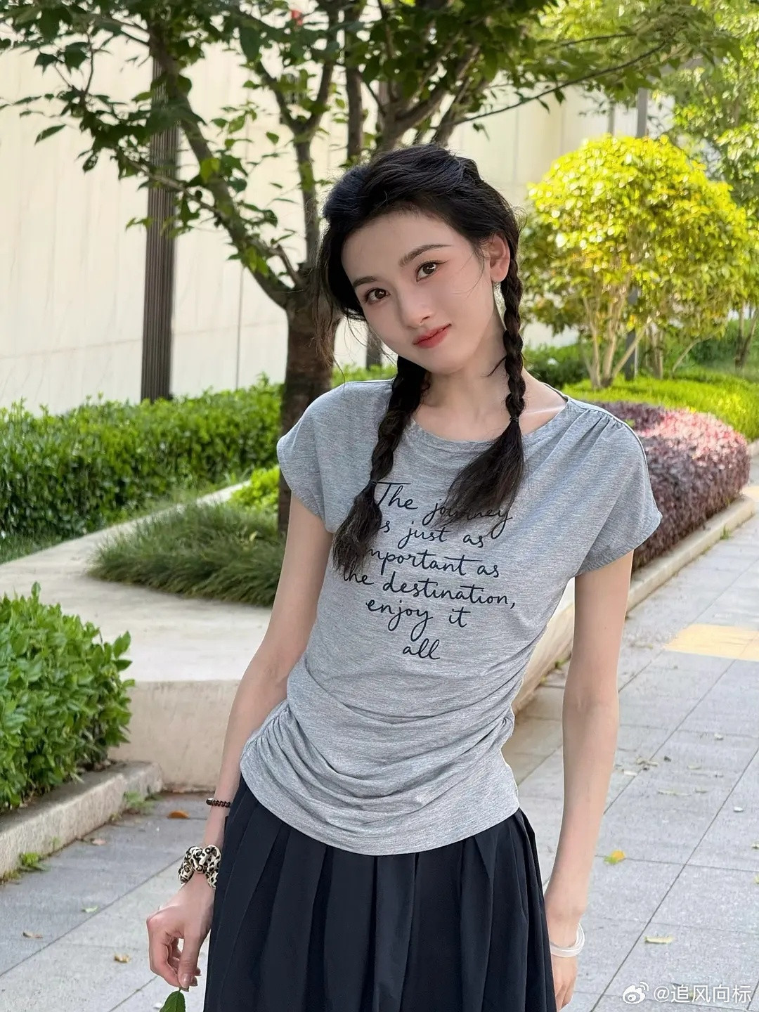 宋祖儿这两张图还挺自然，没穿礼服那么夸张了