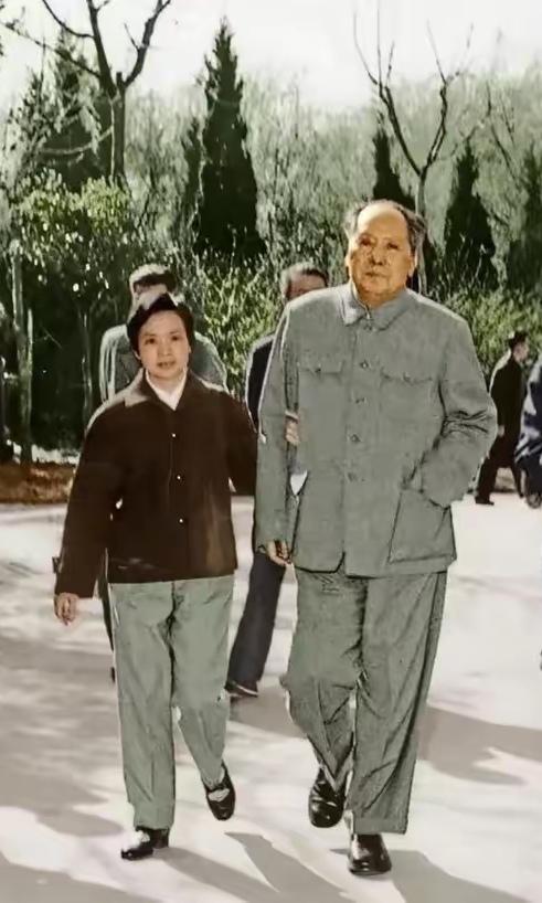 “我管着这位老同志，不让他不分昼夜地拼命工作！”那时，毛主席身边的护士长吴旭君对