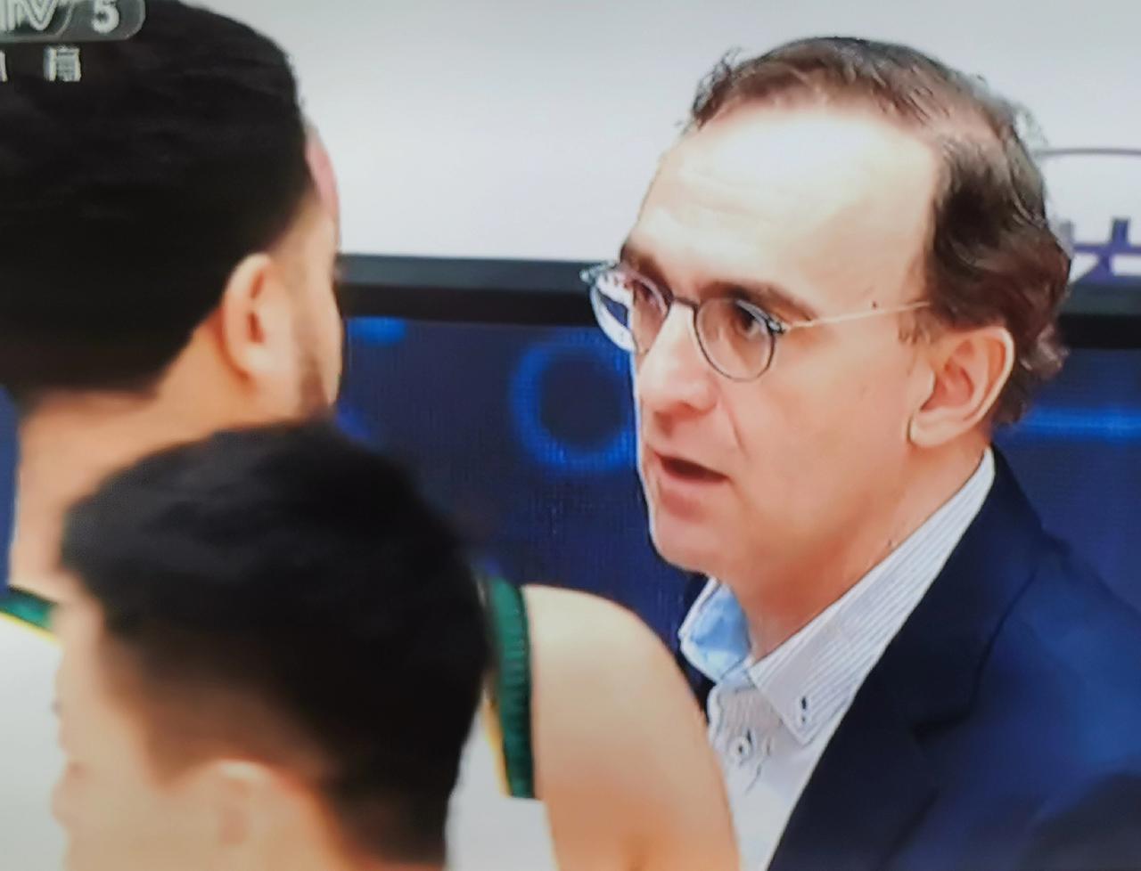 杨鸣昨晚在点评辽宁队与山东队比赛时，称赞乌戈对年轻队员和替补队员的使用上更大胆、