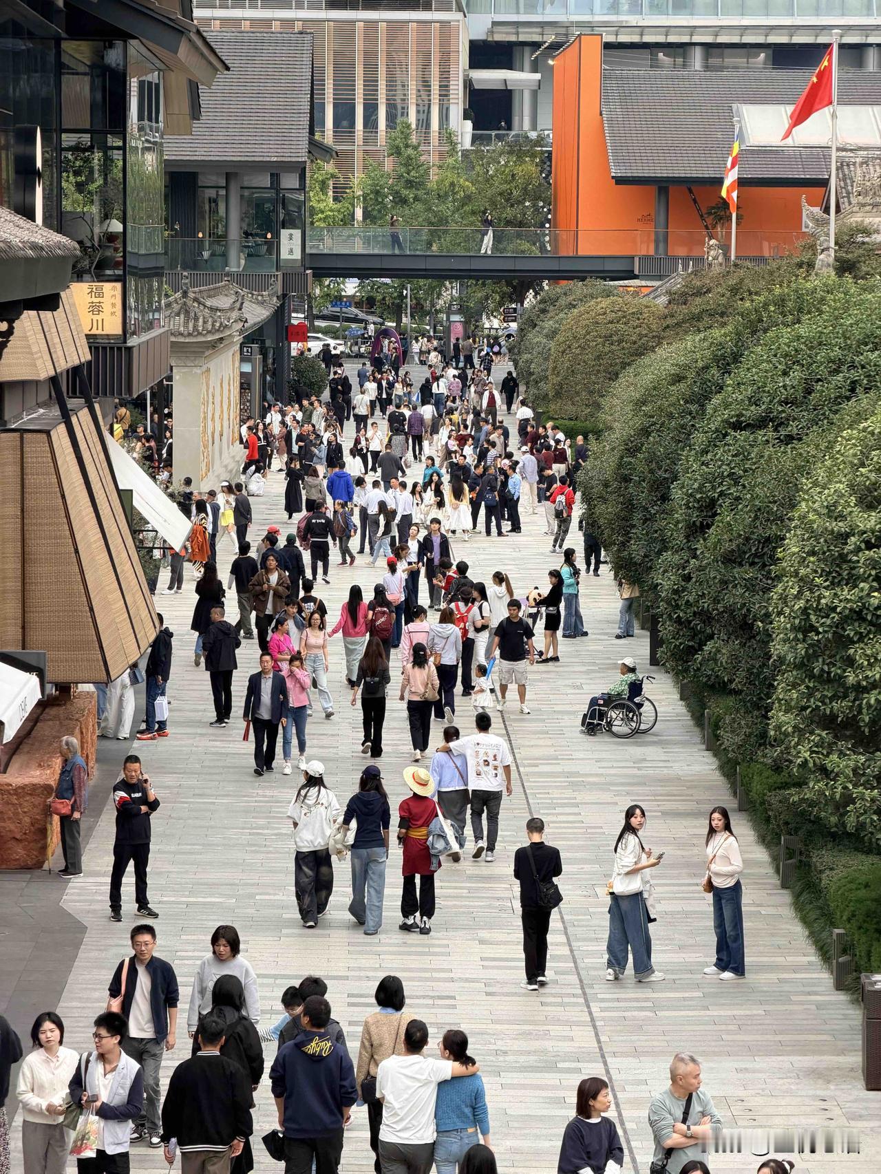 十年太古里，为啥还是让人爱到上头？从2015到2025，成都太古里已经陪我们