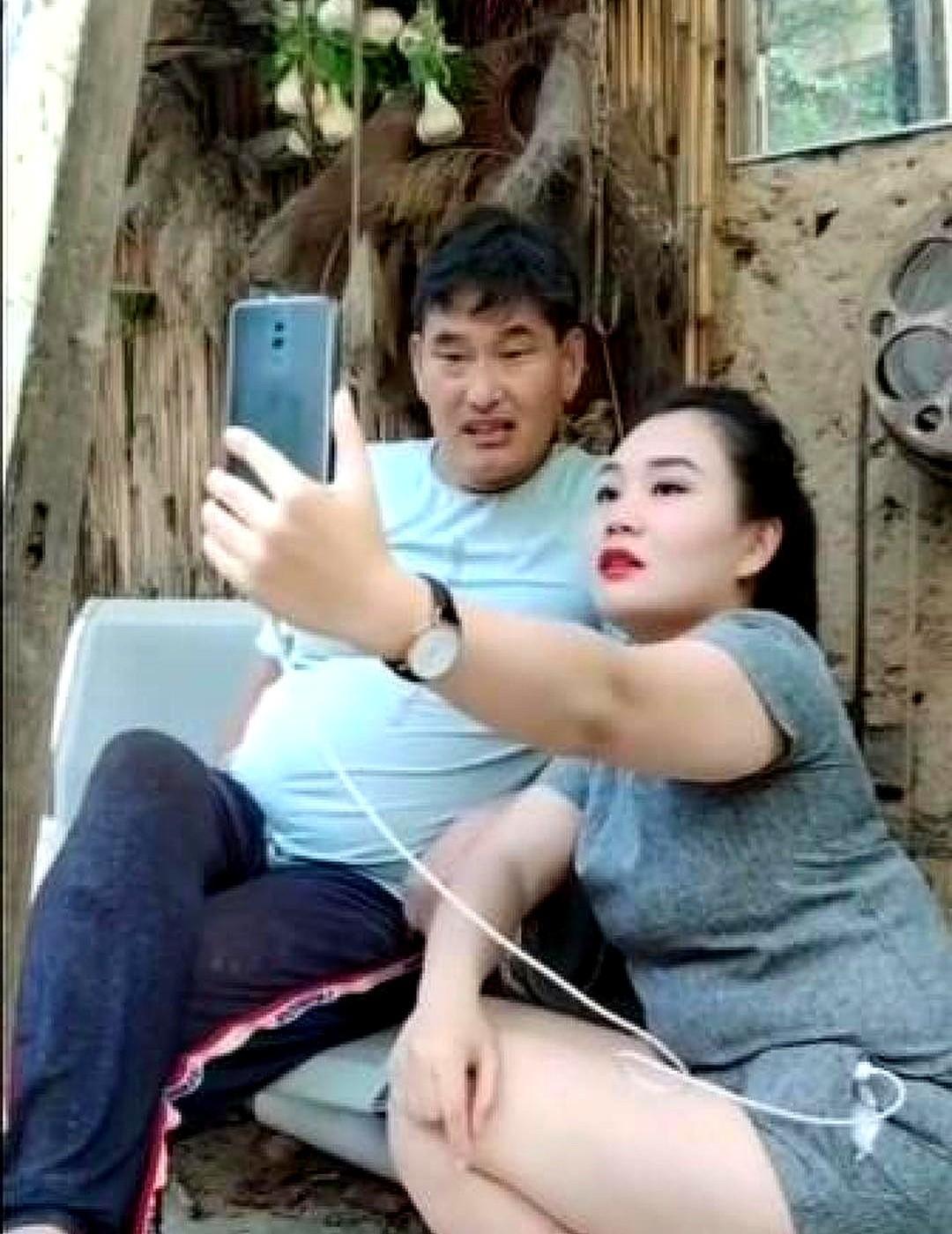 他火了，却没离开土地。大衣哥朱之文依然穿着旧棉袄下地干活，捐钱修广场、教乡亲唱