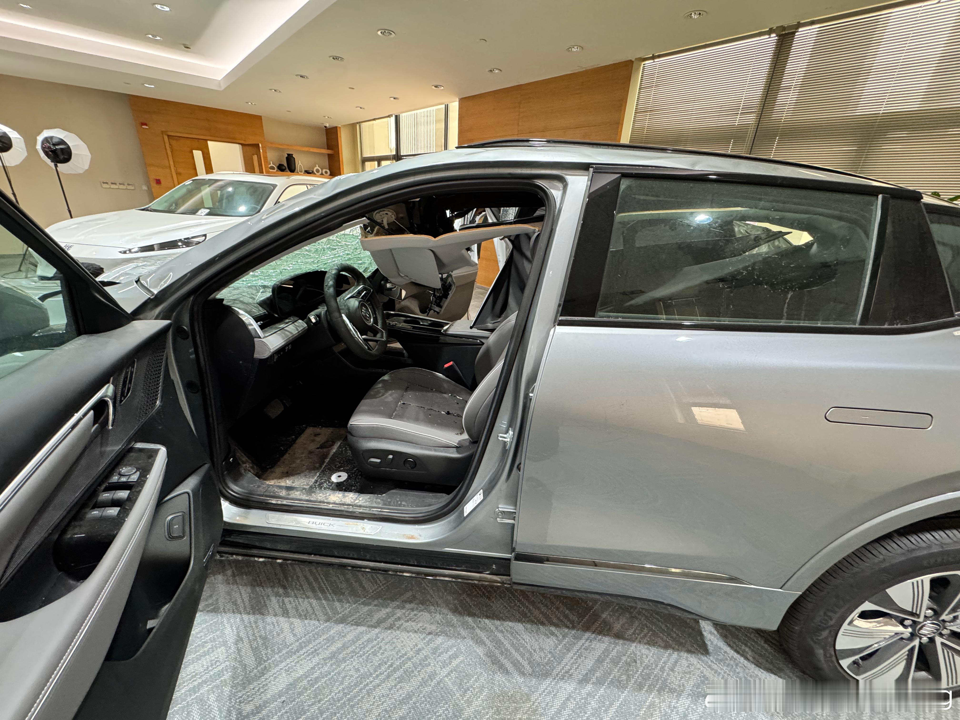 我们家车被坦克碾过。你就说来sgm培训，教室后面就是当年被坦克碾过的别克E5，好