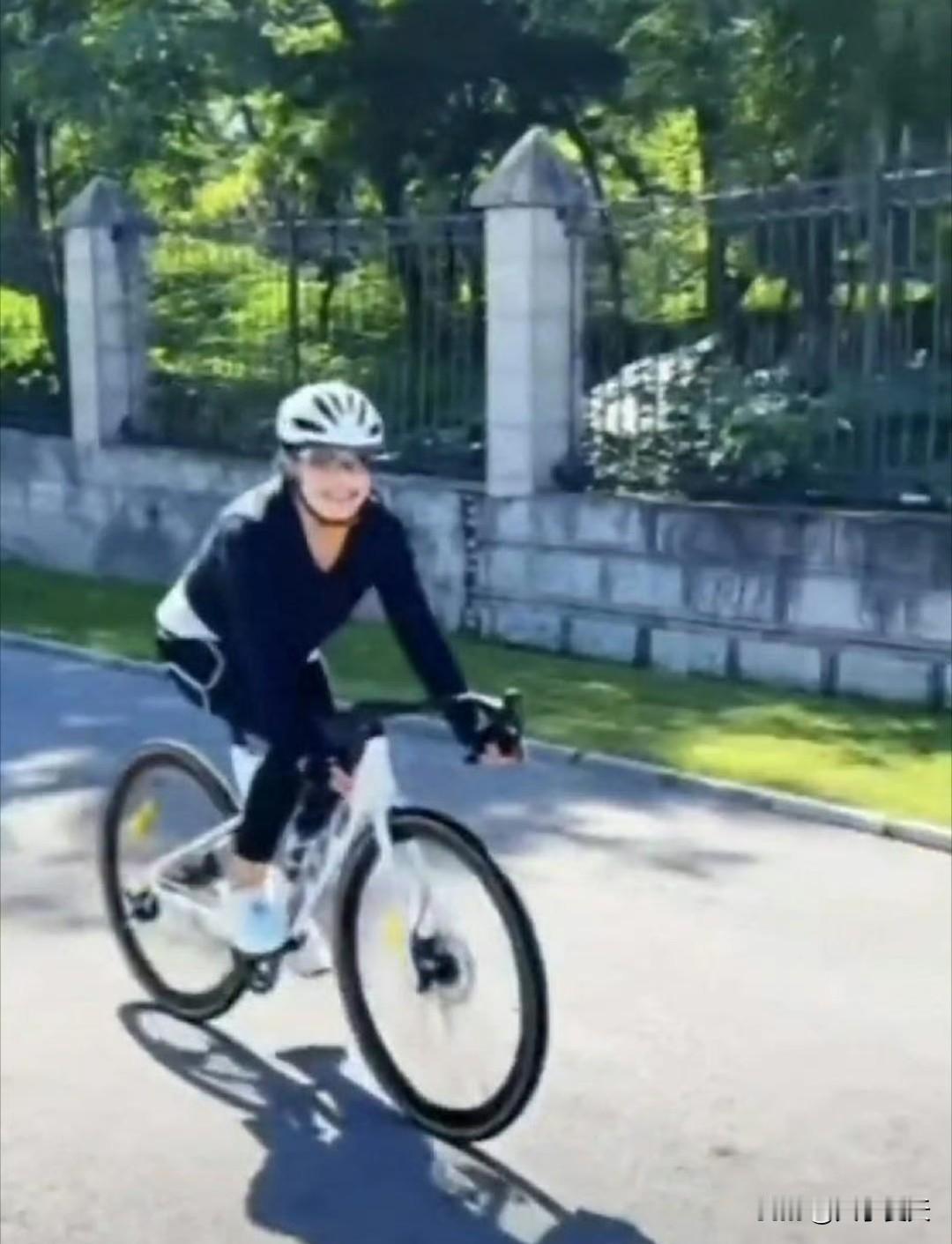 张兰都要笑醒了！大中午的，张兰又去骑行了！这波流量接住了，张兰高兴的合不拢嘴了！