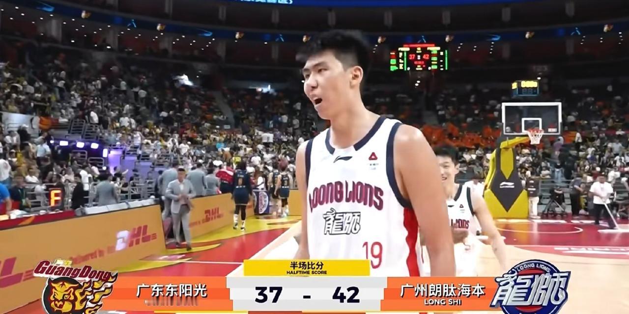 我就说吧，徐昕在广东宏远内线翻江倒海，二次进攻，篮板，样样都有，而且你还不能犯规