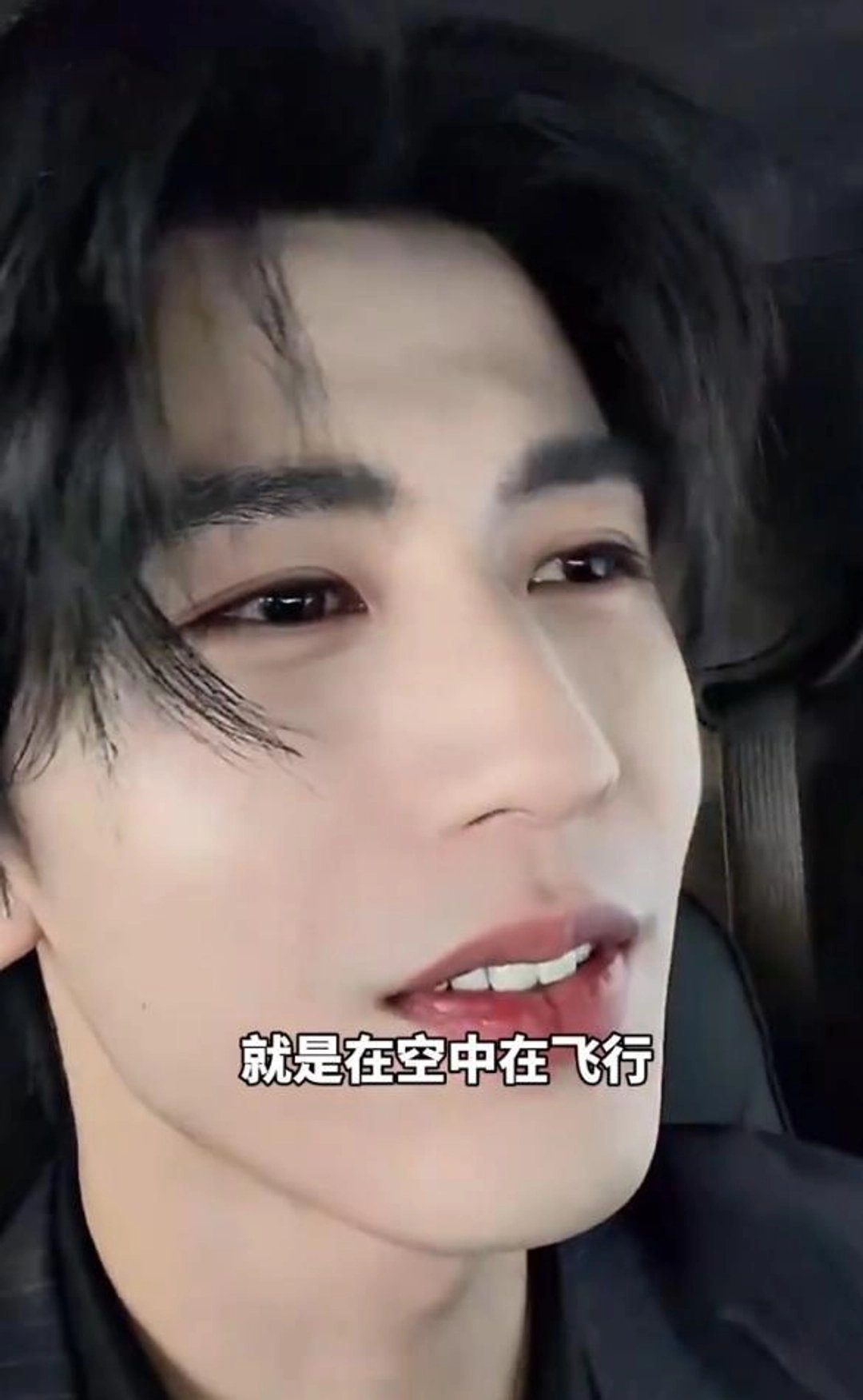 张凌赫回应“保镖人墙护送”：吓我一跳，还以为发生什么事了最近，一段张凌赫在纽约机