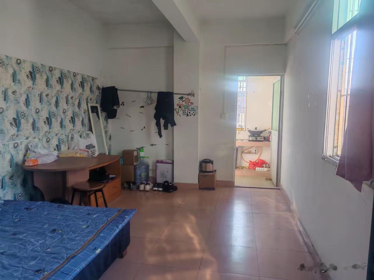 我认识的几个带孩子的农村媳妇都在城里租房子住，老家有公婆，房子也好，但是她们就是