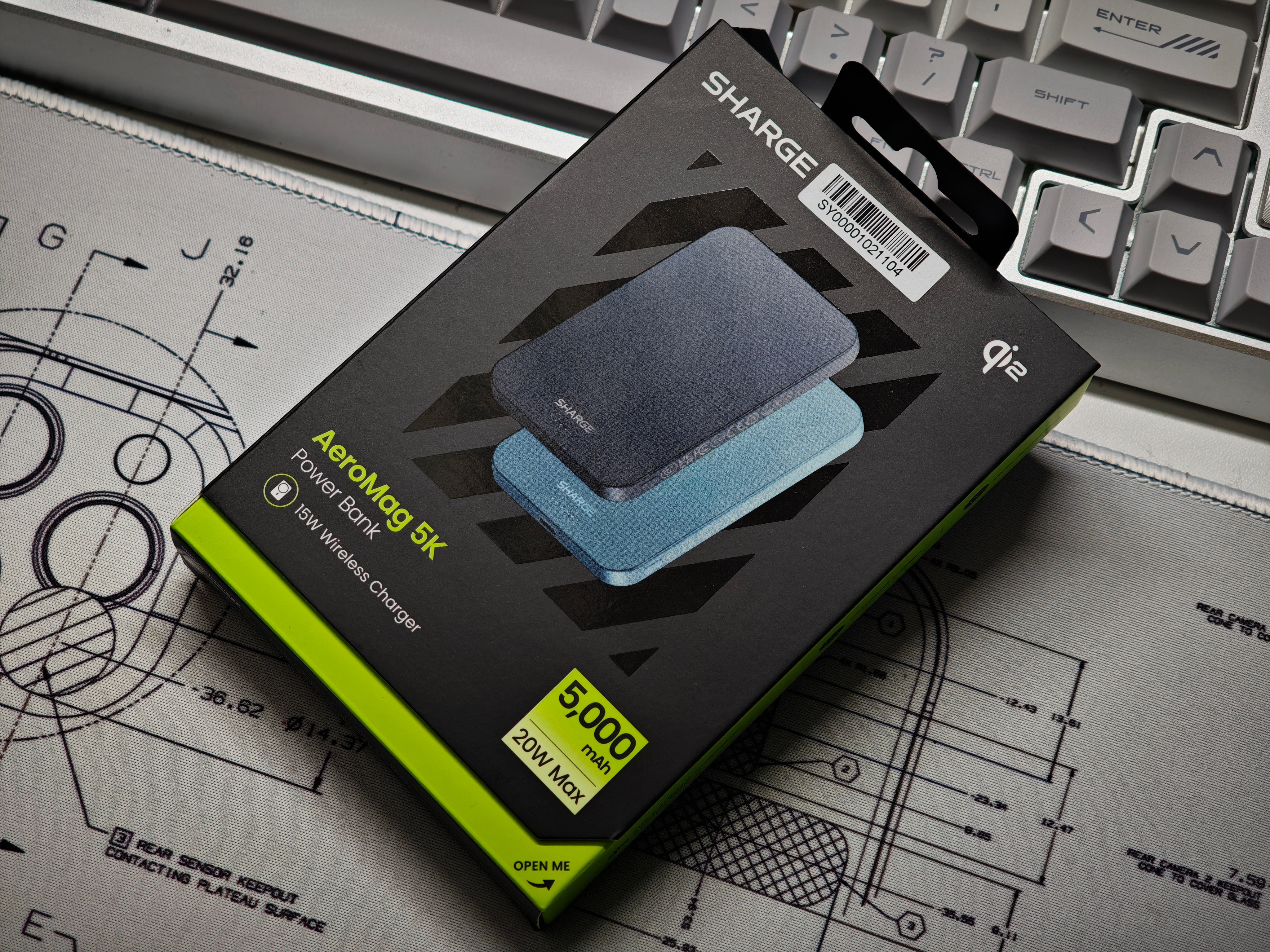 说实话闪极的配件从来没让人失望过5000毫安时的超薄无线充67瓦的复古充电器还