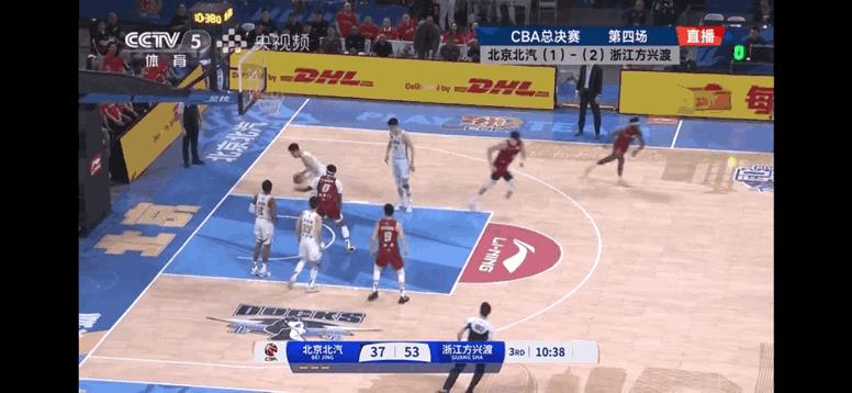 首钢输球就输在了双塔战术上……G1靠双塔赢了…广厦研究之后，做了大胆的决定，放范