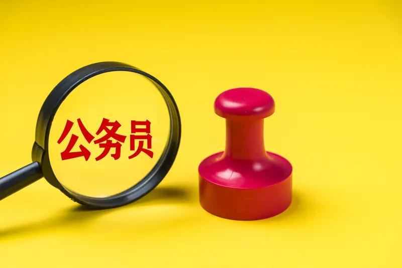 985在读生，有人让她备考选调生，还有说多刷实习985名牌大学法学专业
