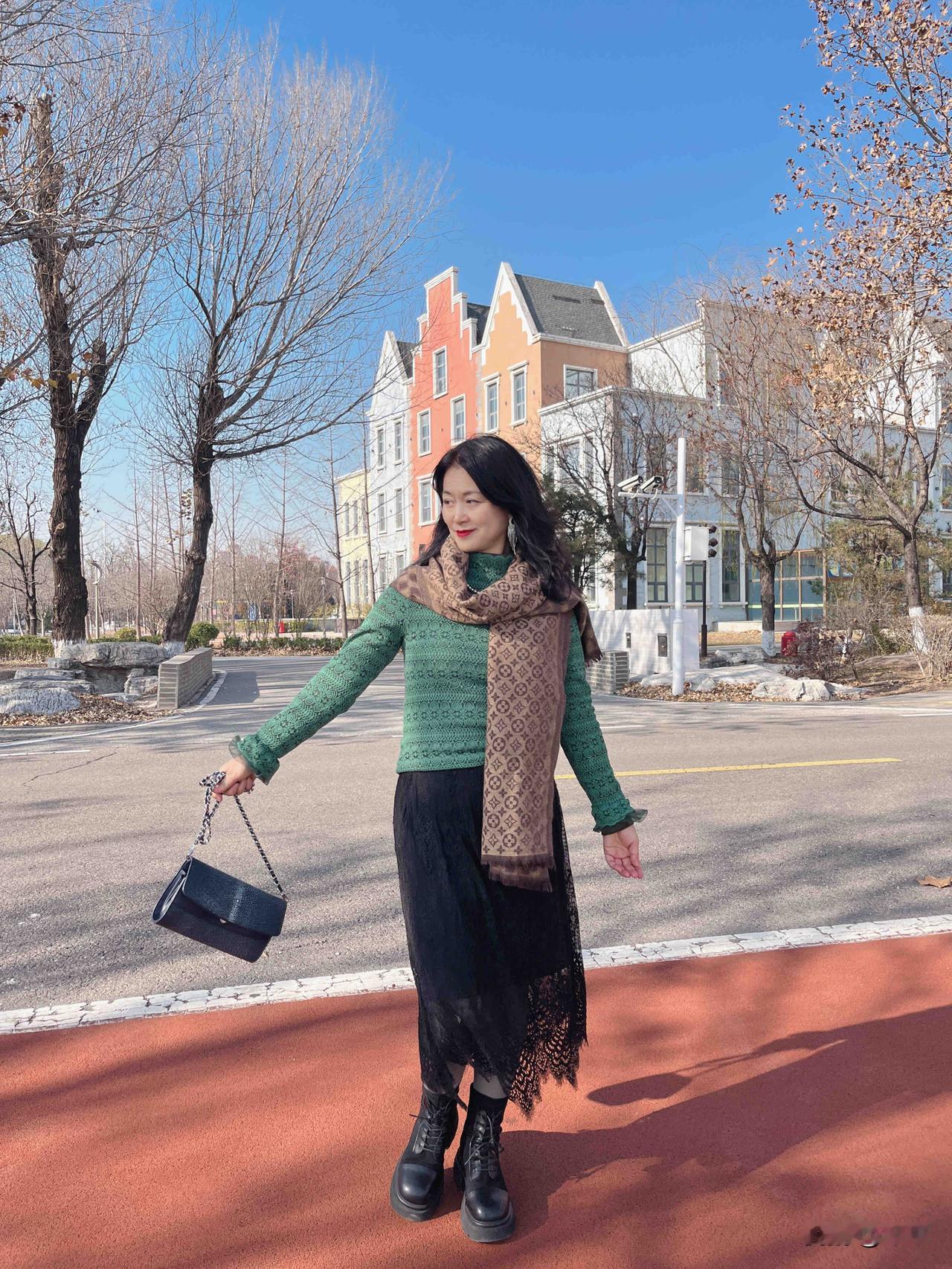 一会儿要出去吃饭。一个原来的同事，这个月正式退休啦，要庆祝一下。这个同事