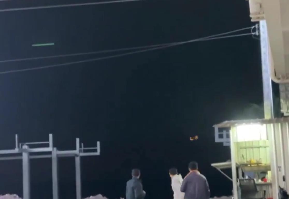 在2025年12月20日深夜，一艘泰国皇家海军舰艇向一艘柬埔寨舰艇发射了警告性炮