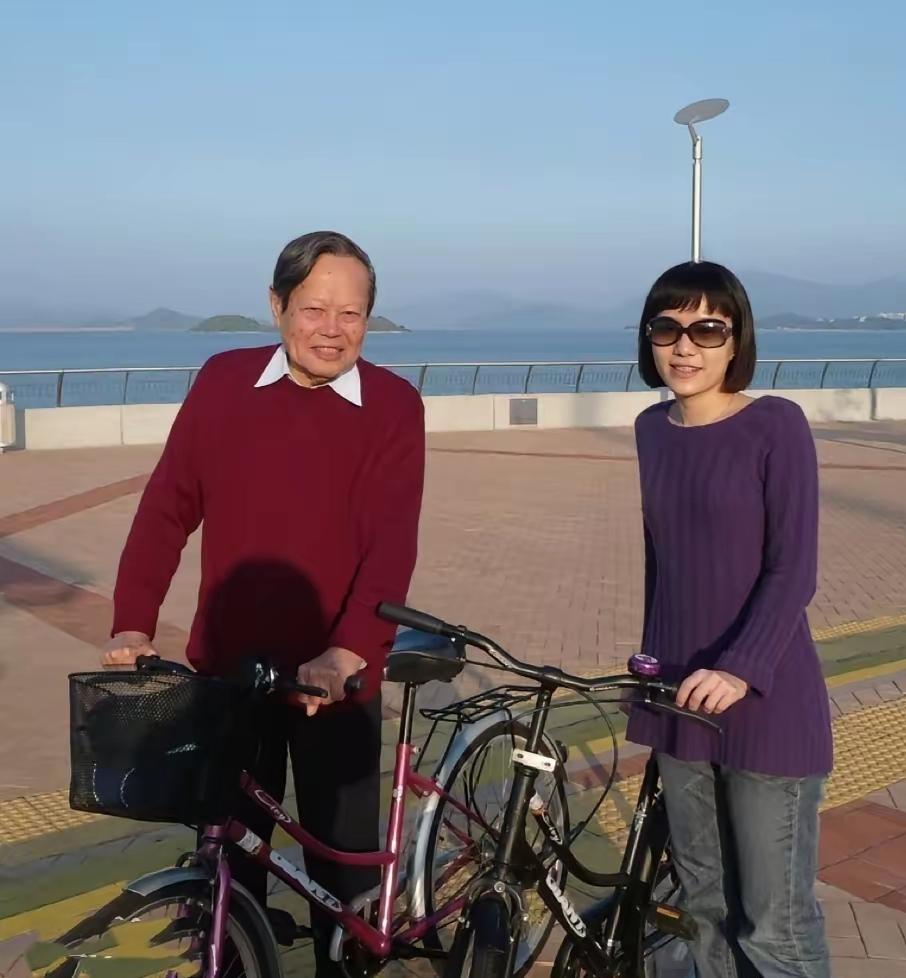 先生溘然长逝，最悲痛的当属翁帆。那些说她图名图利的人，怕是从没看懂这21年相
