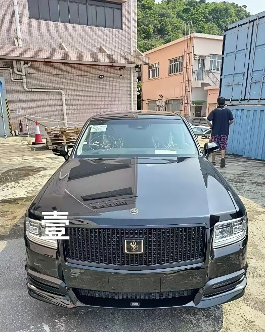 看到这台黑车，我当场就懵了。跟朋友打赌华子，他一口咬定是库里南换标，结果脸都打肿