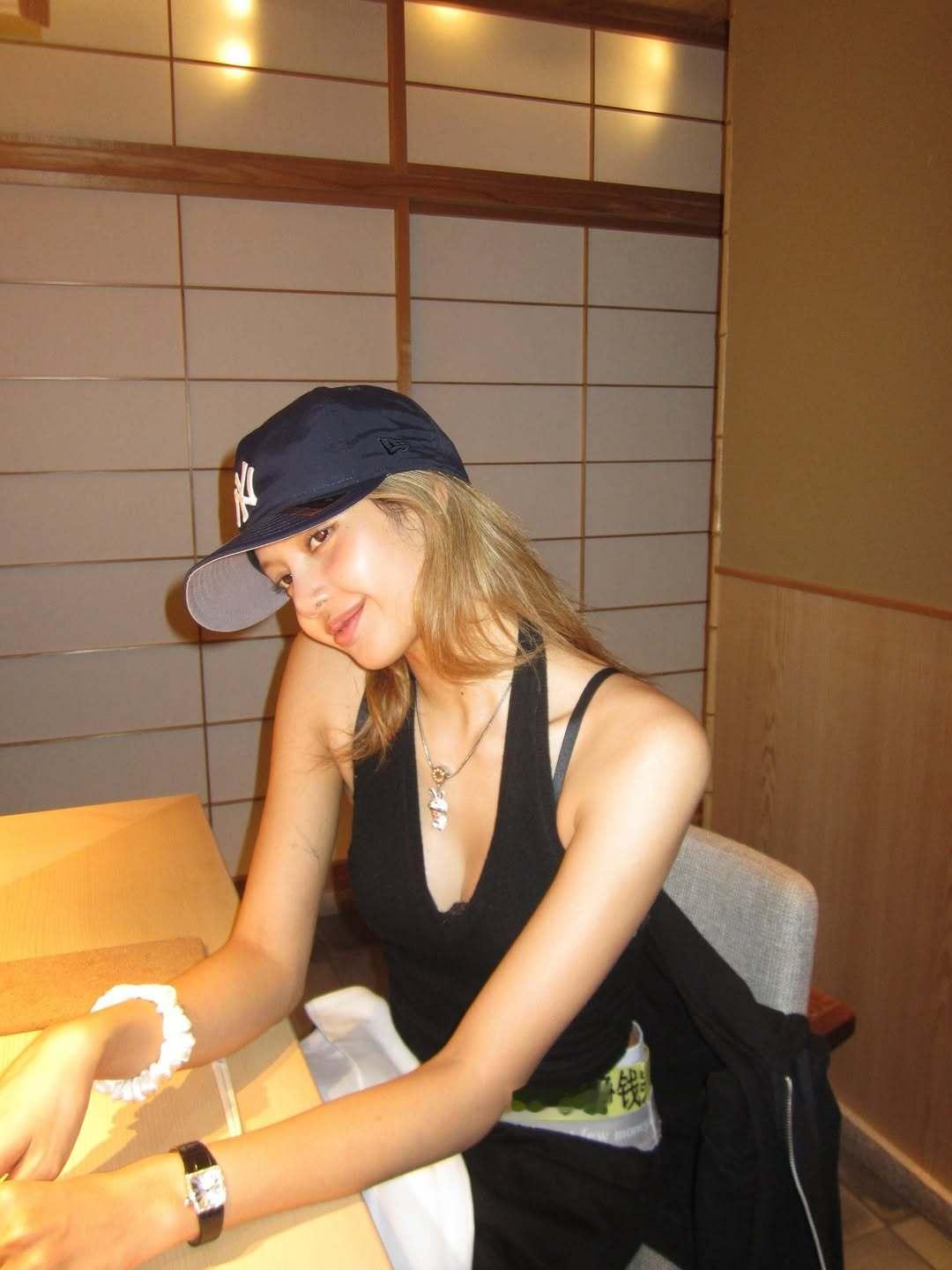 Lisa在ins还晒了这条裤子现在就属于网友越吐槽她越爱穿​​​