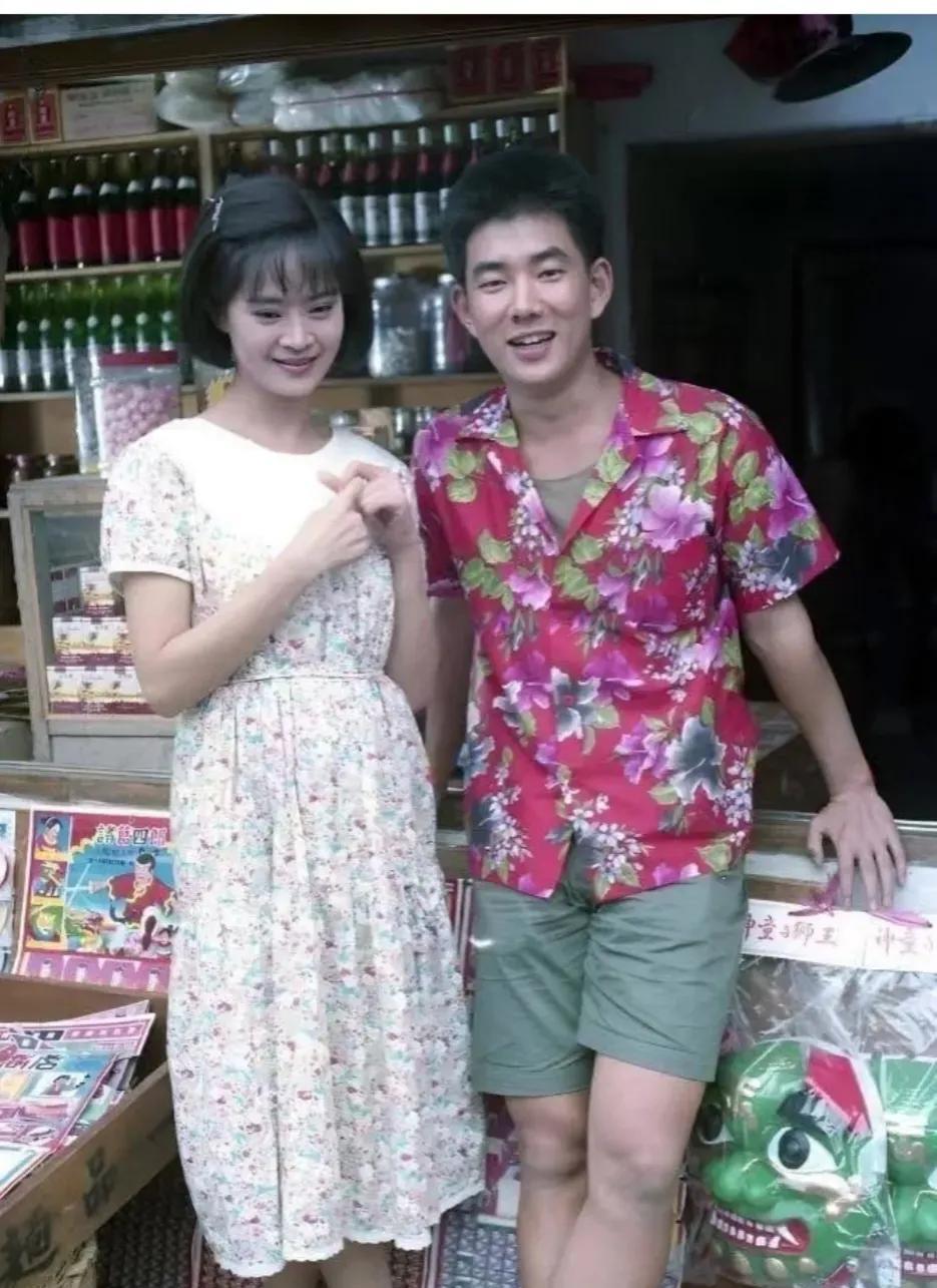 任贤齐太帅啦！最喜欢他的笑容，温柔甜美，可爱死啦！任贤齐穿着粉色的碎花上衣，绿